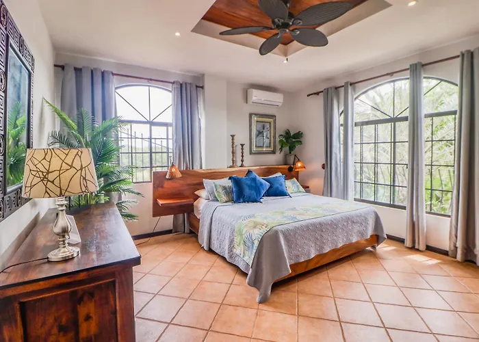 Walk To Ocean! Flamingo W/ Pool Access