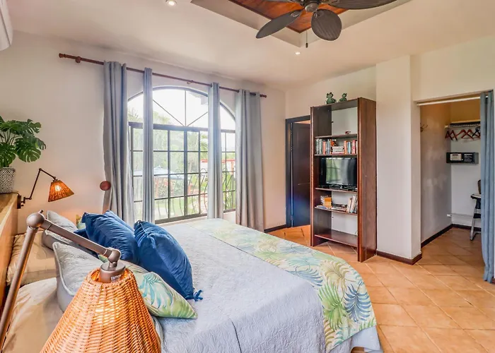 Walk To Ocean! Flamingo W/ Pool Access
