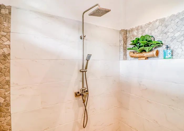 Walk To Ocean! Flamingo W/ Pool Access *